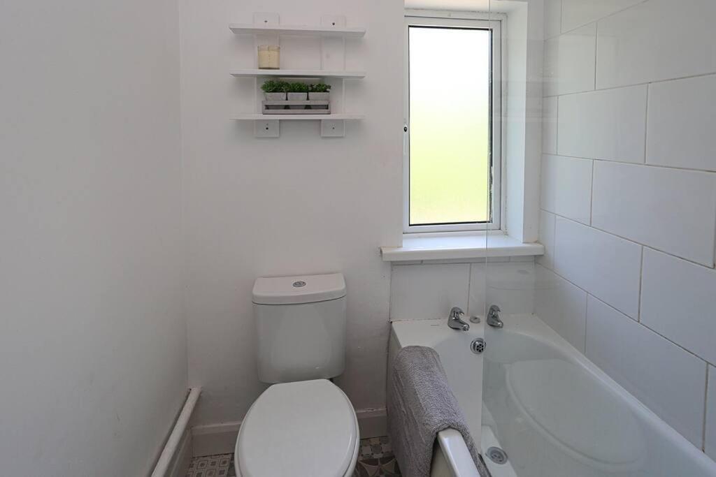 2 Bedroom House In Belfast With Garden Exterior foto