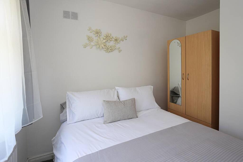 2 Bedroom House In Belfast With Garden Exterior foto