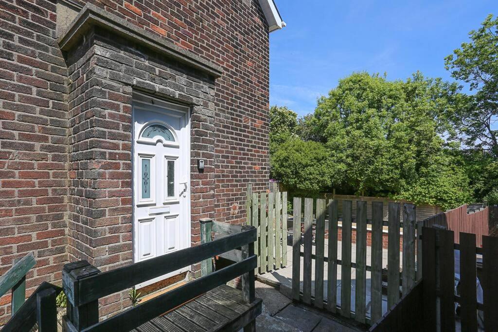 2 Bedroom House In Belfast With Garden Exterior foto